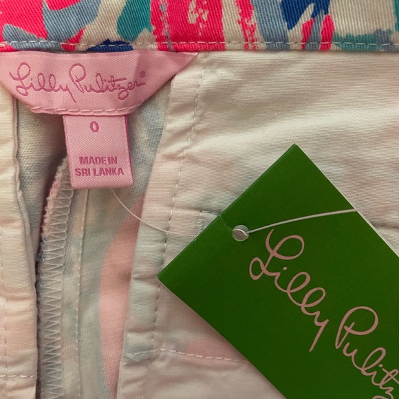 NWT Lilly Pulitzer hazelle stretch shorts- Cosmic Coral Cracked up print - Picture 3 of 6